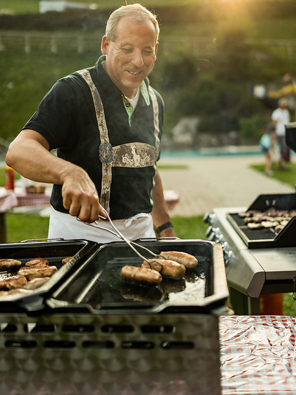 das_kleine_berghotel_lesachtal_grillabende_mit_den_gaesten_600x800px das_kleine_berghotel_lesachtal_grillabende_mit_den_gaesten_600x800px